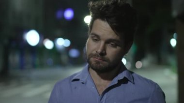 Düşünceli iş adamı gece şehir merkezindeki caddede yürüyor ve hayatı düşünüyor. Düşünceli bir insan, gece geç saatte işten sonra tek başına gidip geliyor.