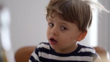 Eğlenceli küçük bir çocuk kafasını sallıyor neşeli bir çocuk başını sallıyor.