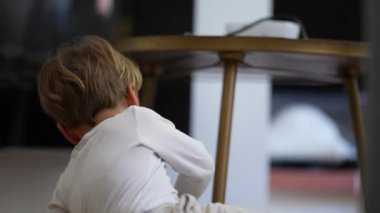 Ağlayan küçük bir çocuk umutsuzca öfke nöbeti geçiriyor.