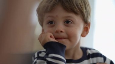 Düşünceli küçük bir çocuk. Düşünceli bir çocuk portresi..