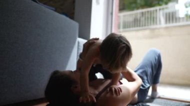  Anne ve bebek birbirlerine bağlanıyorlar. Dürüst anne ve çocuk oyun oynuyorlar.