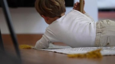 Küçük bir çocuk yerden kalkıyor.