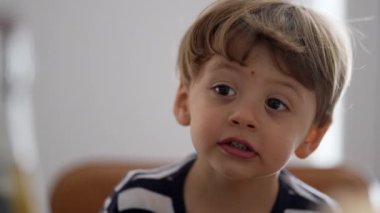 Sevimli küçük bir çocuk portresi. Açık ve samimi.