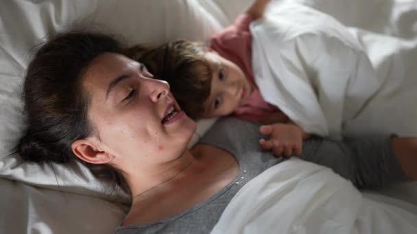 Mãe Deitada Cama Com Criança Lendo Uma História Antes Dormir — Vídeo de Stock