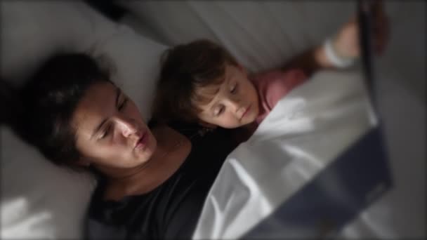 Anne Yatmadan Önce Çocuğa Hikaye Anlatıyor Yukarıdan Uzanmış Yatıyordu — Stok video