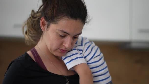 Anne Evde Çoklu Görev Yapan Bir Çocuk Besliyordu Samimi Gerçek — Stok video