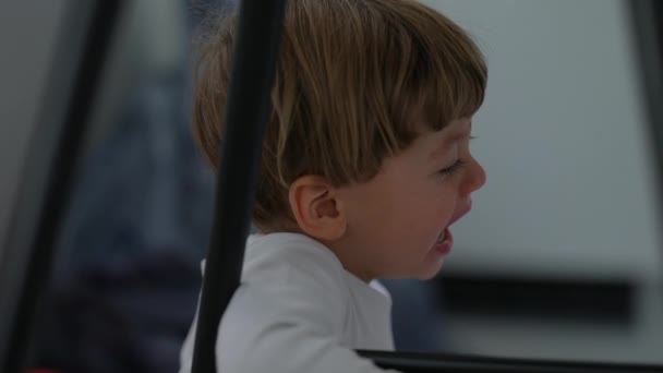 Jedno Płaczące Małe Dziecko Płacze Rozpaczliwie Robiąc Napad Złości — Wideo stockowe