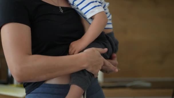 Mor Håller Barn Armar Medan Matlagning Mamma Multi Tasking — Stockvideo