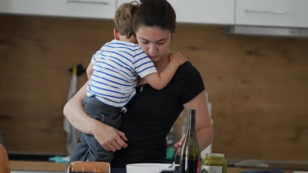 Mor Multi Tasking Hålla Barn Matlagning Hemma Candid Autentiska Och — Stockvideo