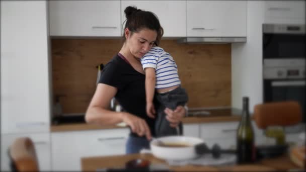 Mutter Hält Sohn Beim Kochen Mutter Multitasking Hause Beim Zubereiten — Stockvideo