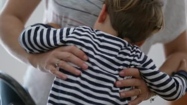 Mãe Escolhendo Criança Nos Braços Mãe Bebê Amor — Vídeo de Stock