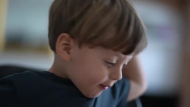 Sinirli Küçük Bir Çocuk Bağırıyor Bağırıyor — Stok video