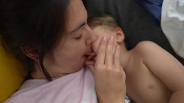 Anne Küçük Çocuğu Öpüyor Sevgi Gösteriyor — Stok video