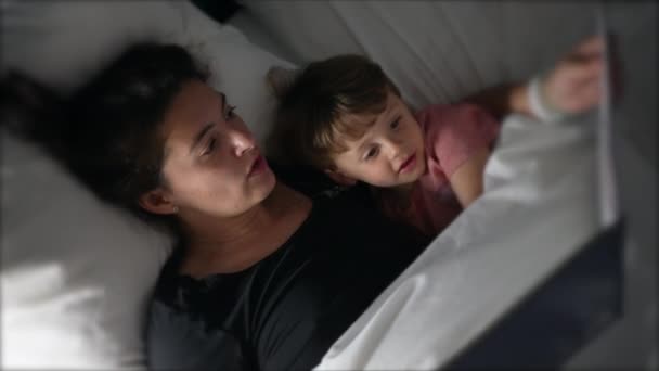 Mãe Contando História Para Dormir Todlder Mãe Segurando Livro Noite — Vídeo de Stock