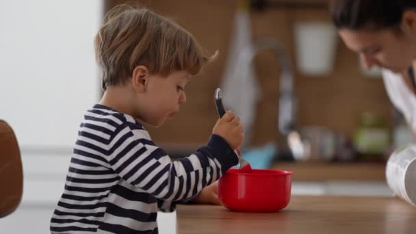 Ένα Χαριτωμένο Μικρό Αγόρι Τρώει Σνακ Φρούτων Πιρούνι — Αρχείο Βίντεο
