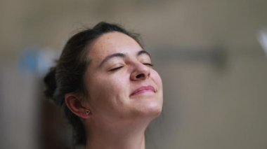 Gökyüzüne bakan, gözlerini kapatan, meditasyonda kapalı kadın gözleri.