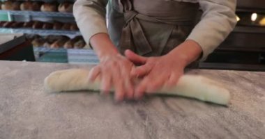 Baker, geleneksel hamur ekmek ve kekleri elle yoğurmaya hazırlanıyor.