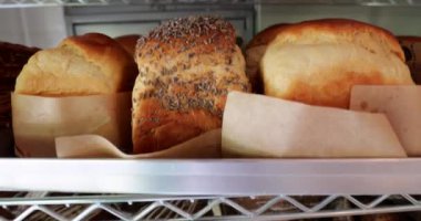 Raflara konmuş geleneksel ekmek