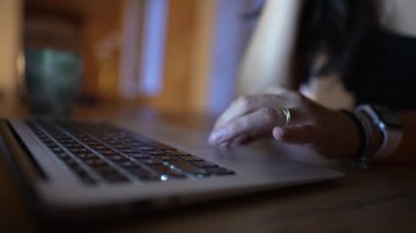 Geceleri dizüstü bilgisayarın önünde internette gezinen bir kadın..