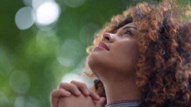 Brezilyalı kadın Umut ve İnançla gökyüzüne bakıyor