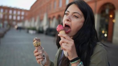 Avrupa 'da iki dondurma yiyen bir kadın.