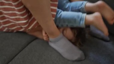 Anne ve çocuk kanepede birlikte oynuyorlar anne ve çocuk oynuyorlar