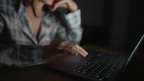 Mulher Navegando Internet Line Frente Laptop Noite Digitando Teclado — Vídeo de Stock