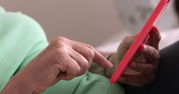 Cep Telefonunu Tutan Eller Ekrana Basıyor Akıllı Telefon Kullanan Yaşlı — Stok video