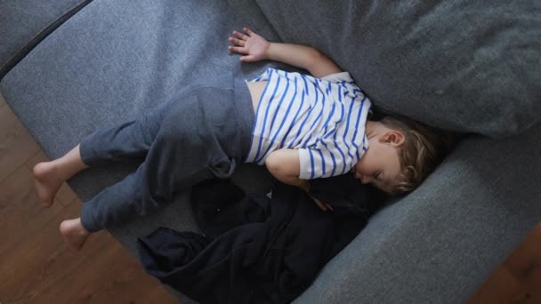 Küçük Çocuk Kanepede Kestiriyor Çocuk Kanepede Uyuyor — Stok video