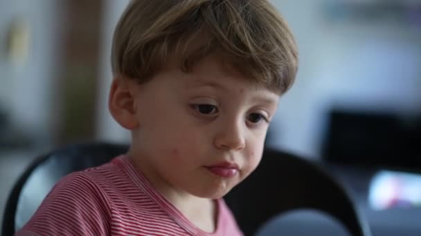 Düşünceli Küçük Bir Erkek Bebeğin Portresi Yakın Plan Çocuk Yüzü — Stok video
