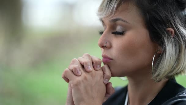 Mulher Contemplativa Orando Deus Pessoa Reza Divindade Com Esperança — Vídeo de Stock