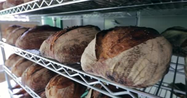 Традиционный Хлеб Сложенный Полках — стоковое видео