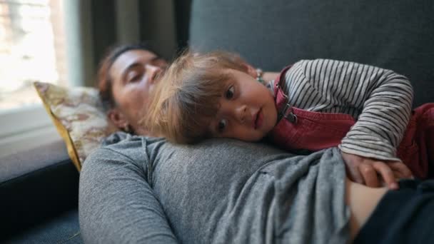 Madre Cansada Acostada Sofá Con Niño Pequeño Padre Dormido — Vídeo de stock