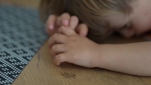 Upprörd Liten Pojke Döv Barn Känner Sig Ledsen Täcker Ansikte — Stockvideo