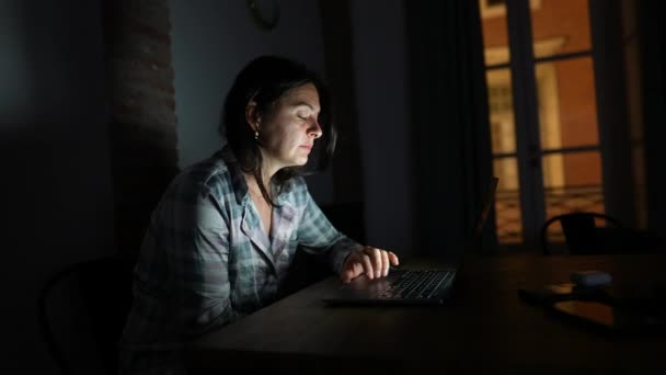 Mulher Olhando Para Tela Computador Tarde Noite Sozinha — Vídeo de Stock