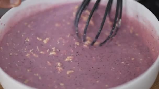 Mutfak Çırpıcı Ile Dönen Mor Sıvı Yiyecek — Stok video