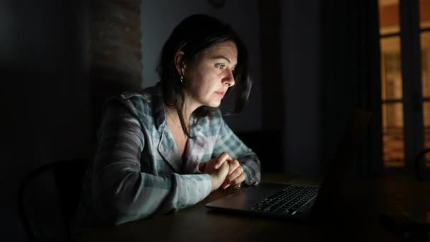 Persona Mirando Pantalla Computadora Por Noche Navegando Por Internet — Vídeos de Stock
