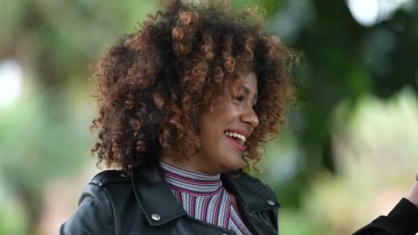 Diversa Mujer Juntos Riendo Sonriendo Auténtica Gente Vida Real Sonrisa — Vídeo de stock