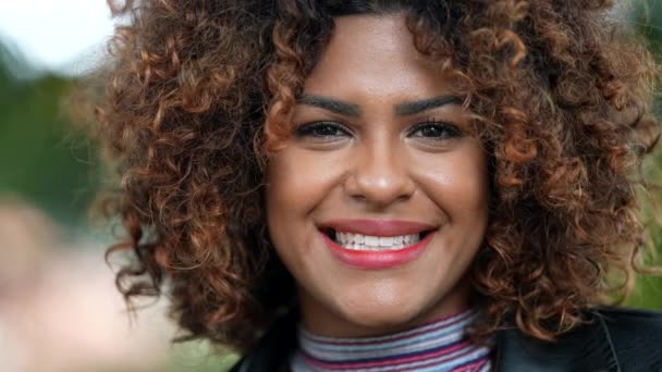 Heureuse Femme Brésilienne Souriant Caméra Gros Plan Visage Personne Diversifiée — Video