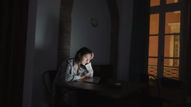 Vrouw Staren Naar Laptop Scherm Nachts Het Dragen Van Een — Stockvideo