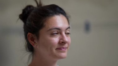 30 'lu yaşlarda bir kadın gökyüzüne bakıyor..