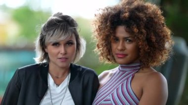 Parkta kameraya poz veren çeşitli kadınlar gülümsüyor.