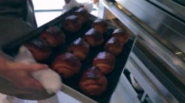 Fırından hamur işi çıkarıyor.