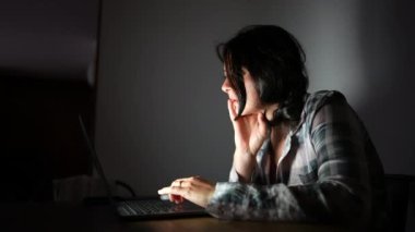 Gece bilgisayar ekranına bakan kişi internette geziniyor.