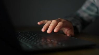 Bilgisayara yakın el bilgisayarı kullanarak internete el gezdirme