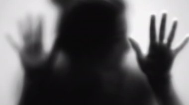 Camın arkasındaki ürkütücü kişi, korku ve depresyon konseptine takılmış korkunç insan, tek renk.