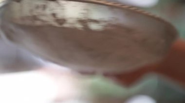 Baker ağır çekimde un yayıyor.