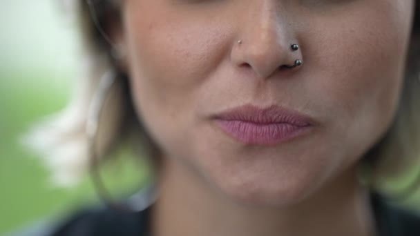 Närbild Flicka Läppar Inget Uttryck Kvinna Läpp Ansikte Mun Avslappnad — Stockvideo
