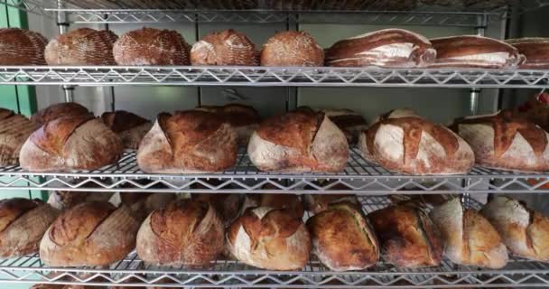 Roti Tradisional Ditumpuk Bersama Rak Roti — Stok Video
