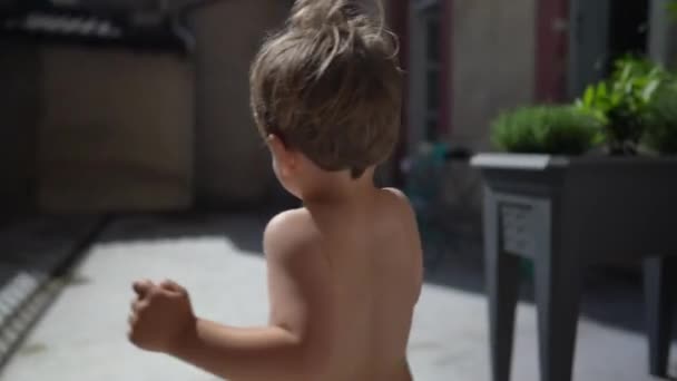 赤手空拳的小男孩奔向家门口 — 图库视频影像